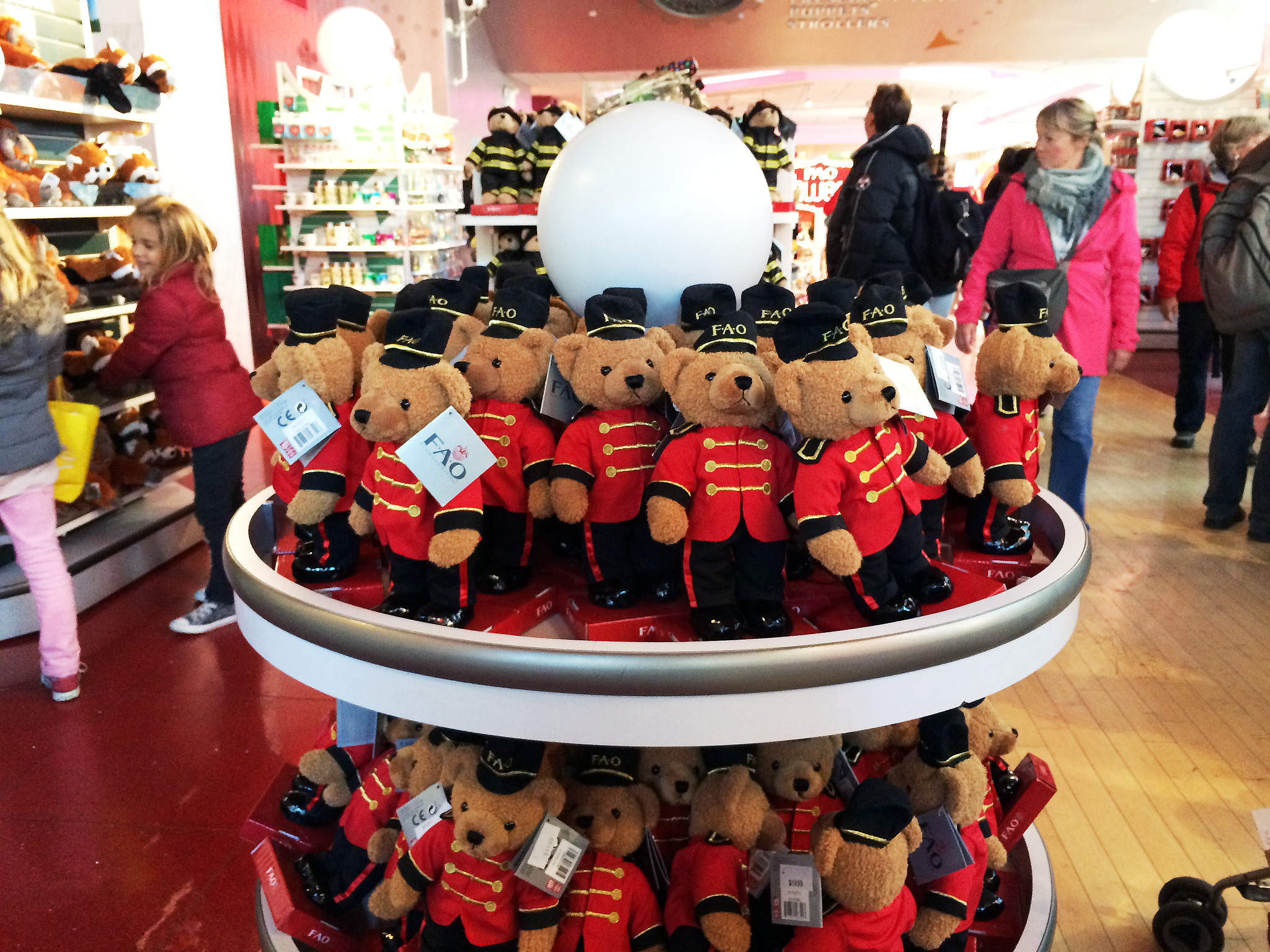 FAO Schwarz teddy bears in New York. Photo by alphacityguides.