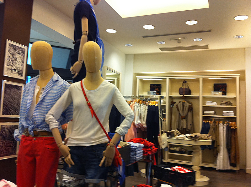 Fashion display at Massimo Dutti in Paris. Photo by alphacityguides.