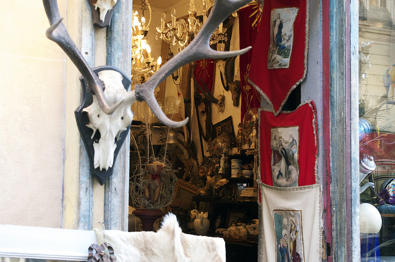 Display at L’Objet qui Parle in Paris. Photo by alphacityguides.