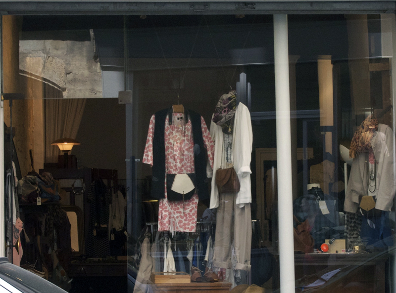 Window display at Matières a Reflexion in Paris. Photo by alphacityguides.