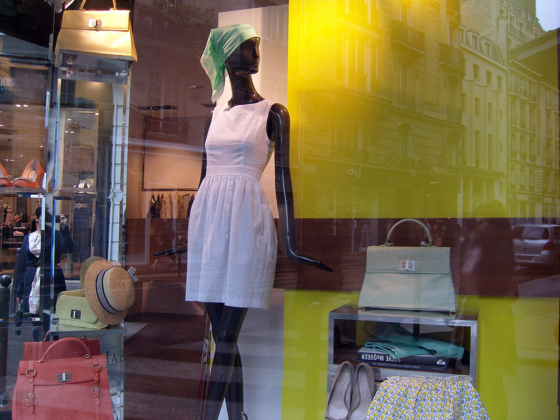 Fashion display at Tara Jarmon in Paris. Photo by alphacityguides.