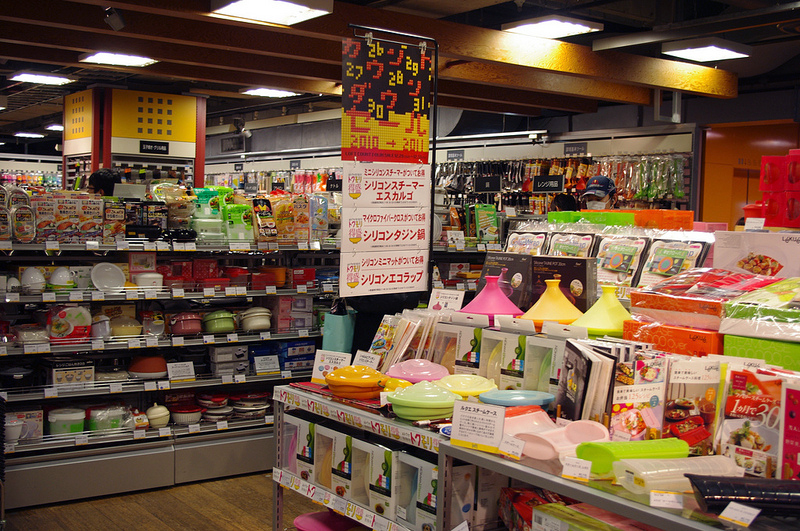 Inside Loft kitchen and storage in Tokyo. Photo by alphacityguides.