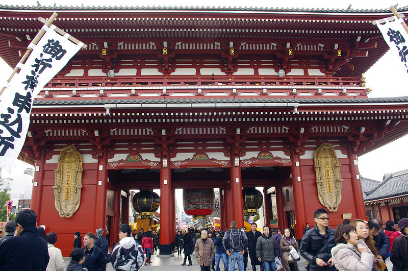 Kaminarimon (Thunder Gate) entrance at Sensoji Temple in Tokyo. Photo by alphacityguides.