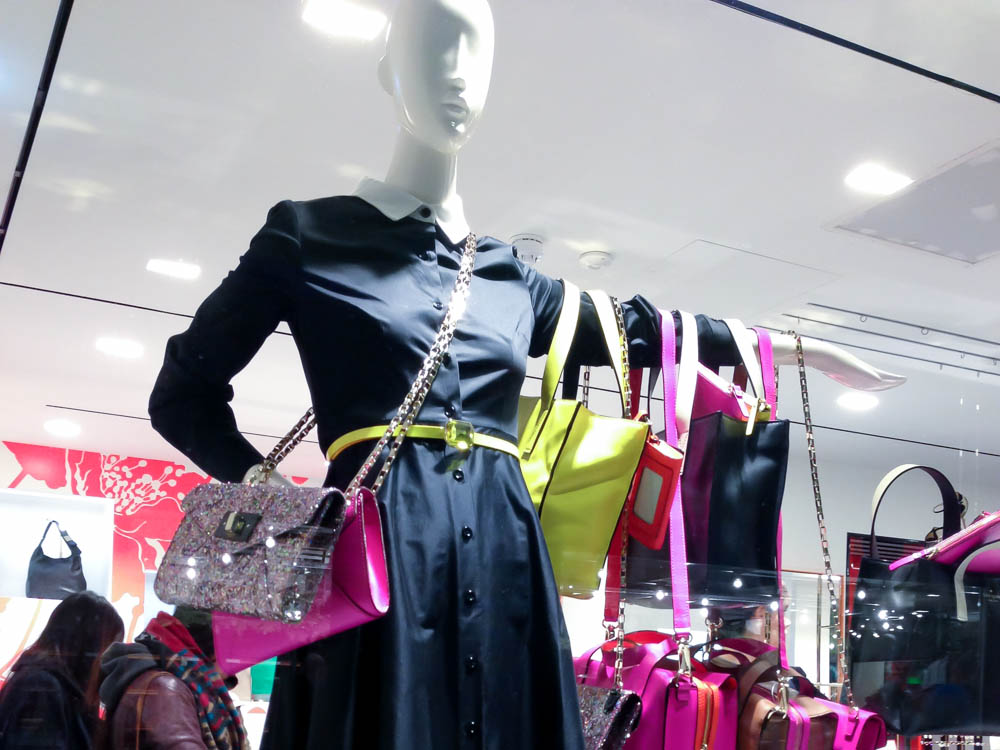 Handbag display at Kate Spade. Photo by alphacityguides.