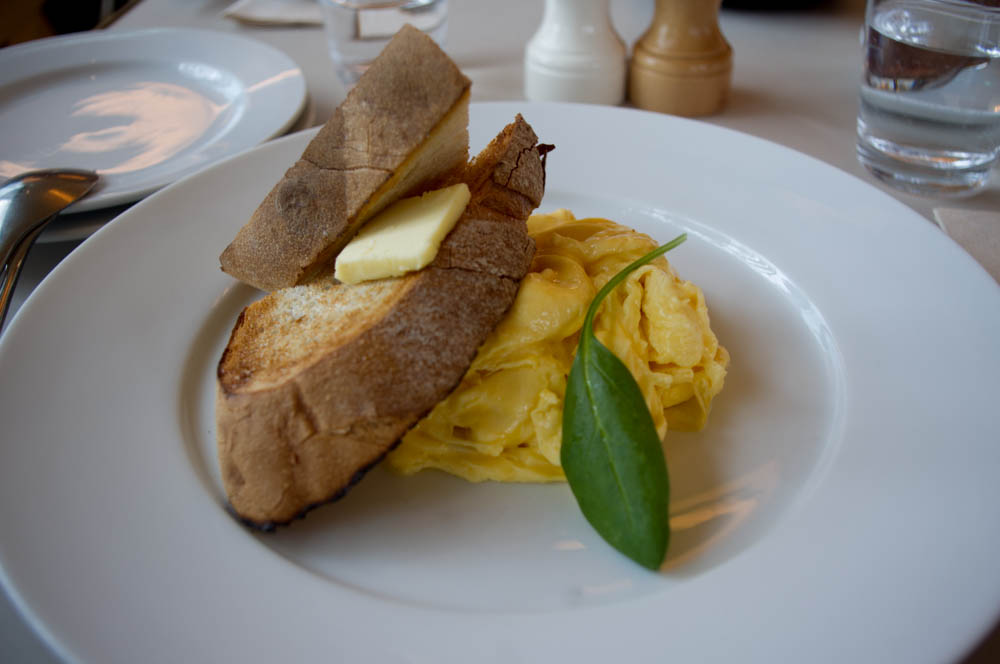 Scrambled eggs at Bills in Tokyo. Photo by alphacityguides.