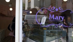 Store front at Mary Gelato in Paris. Photo by alphacityguides.