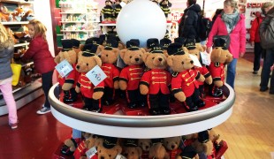 FAO Schwarz teddy bears in New York. Photo by alphacityguides.