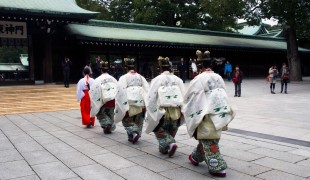 Members of a wedding procession at the Meiji Shrine in Tokyo. Photo by alphacityguides.