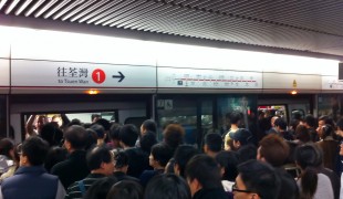 Crowded Hong Kong subway platform. Photo by alphacityguides.