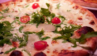 Pizza at Mama Pizzeria in Paris. Photo by alphacityguides.