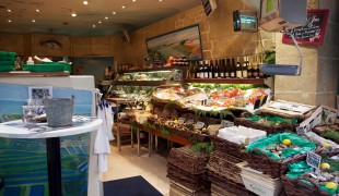 Fresh seafood at L'Ecume Saint-Honoré in Paris. Photo by alphacityguides.