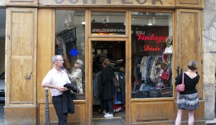 Store front at Coiffeur Vintage in Paris. Photo by alphacityguides.