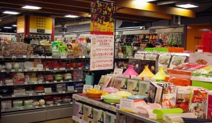 Inside Loft kitchen and storage in Tokyo. Photo by alphacityguides.