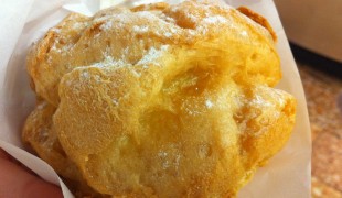 Cream Puff at Beard Papa in Hong Kong. Photo by alphacityguides.