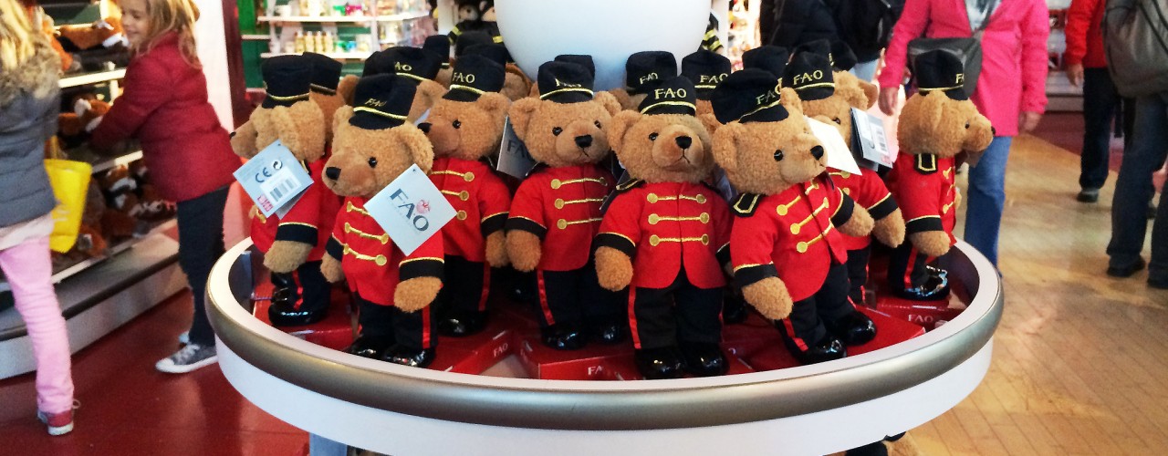 FAO Schwarz teddy bears in New York. Photo by alphacityguides.