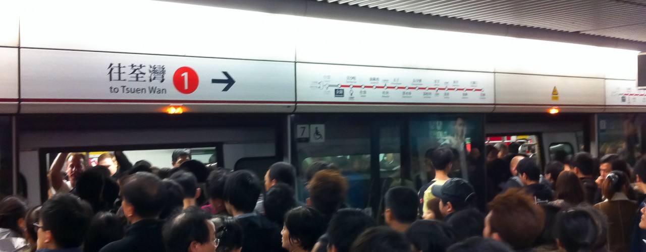 Crowded Hong Kong subway platform. Photo by alphacityguides.