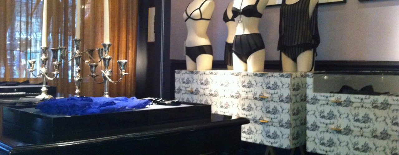 Display inside Kiki de Montparnasse in New York. Photo by alphacityguides.