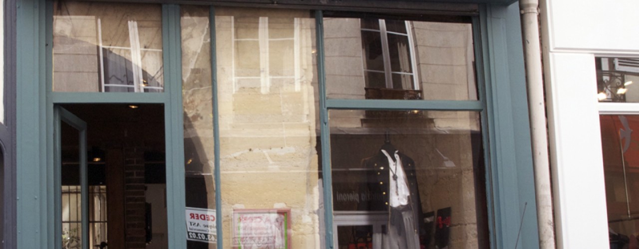 Store front at Simonne & Lisa B in Paris. Photo by alphacityguides.