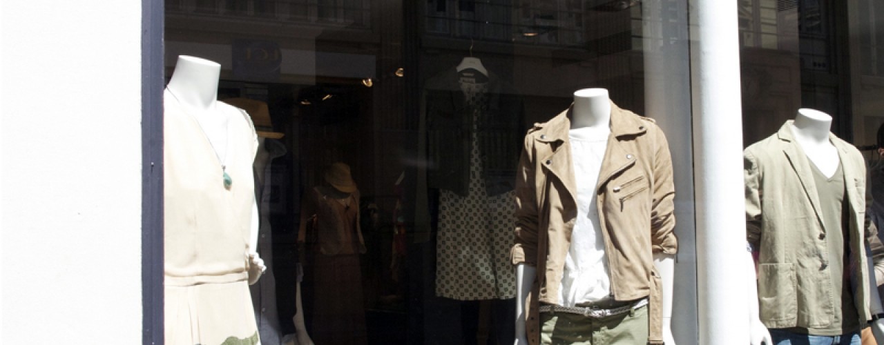 Store front displays at Et Vous in Paris. Photo by alphacityguides.