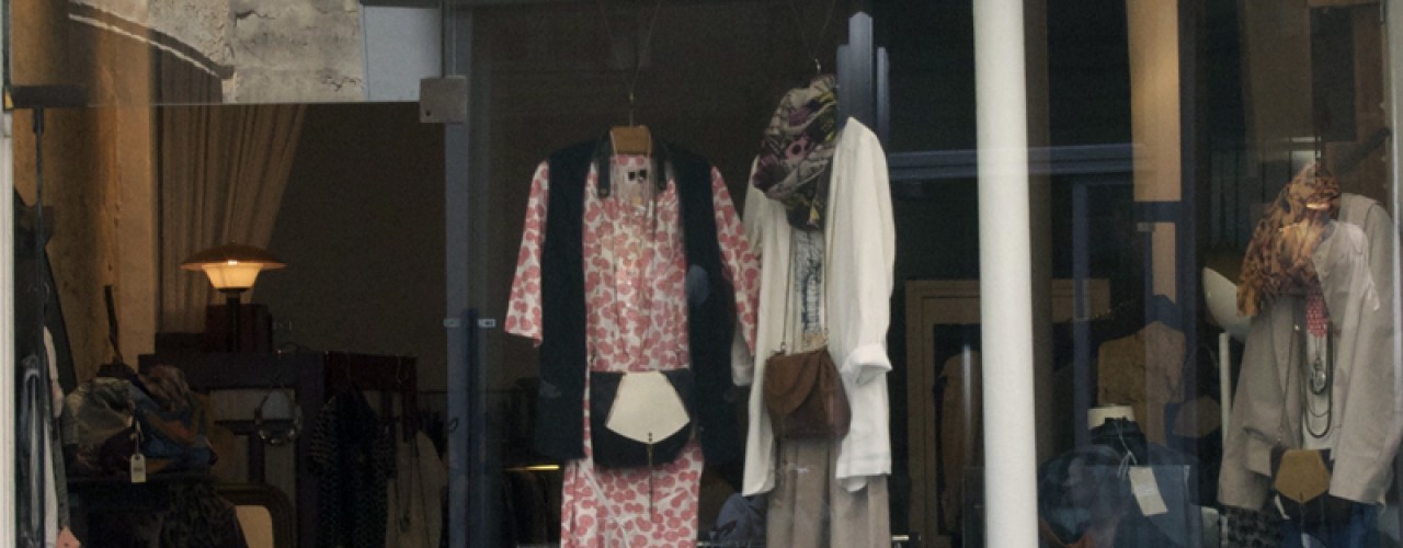 Window display at Matières a Reflexion in Paris. Photo by alphacityguides.