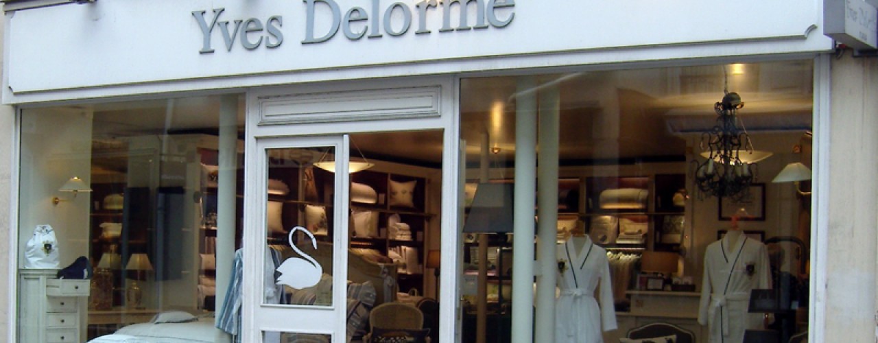 Store front and window at Yves Delorme in Paris. Photo by alphacityguides.