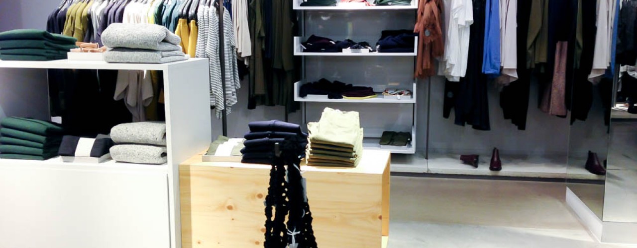 Fashion display at COS in London. Photo by alphacityguides.