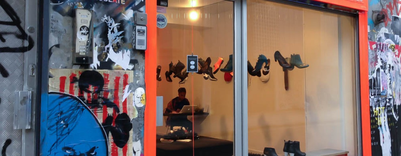 Store front and window display at Tracey Neuls. Photo by alphacityguides.