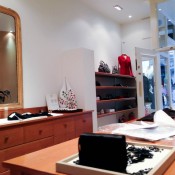 Fashion display at Anne Fontaine in London. Photo by alphacityguides. 